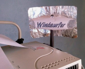La parabola homemade si applica all'antennina del tuo router così. È anche detta Windsurfer. 