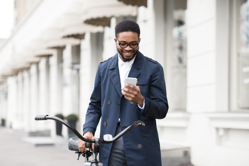 uomo con bici al cellulare