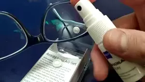 applicazione spray anti appannamento su degli occhiali