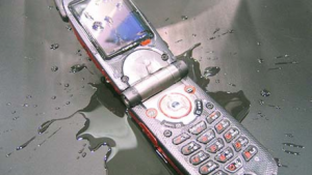 Затонувшие телефоны. Утопленный телефон. Фото утопленного телефона. \Кран утопленного телефона.